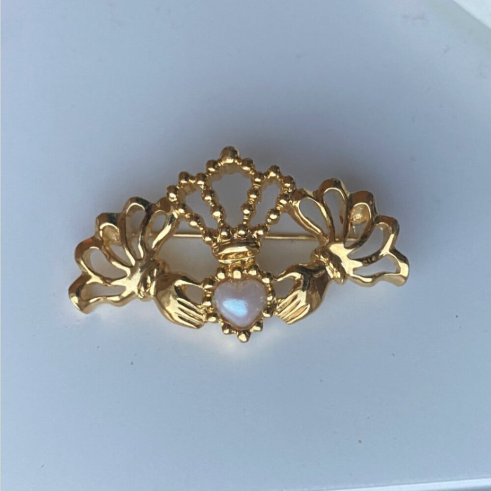 Vintage SIGNED AVON Claddagh Brooch Irish Gold Tone Pin Faux Pearl 90s Ireland